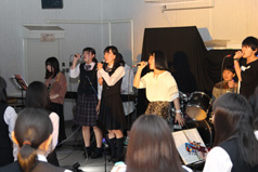 ロックフェスの演奏の場面